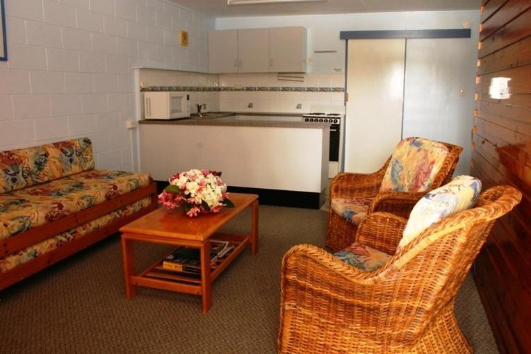 Sky View Units Bowen Aparthotel Room photo