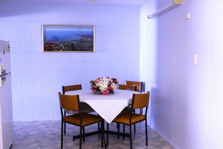 Sky View Units Bowen Aparthotel Room photo