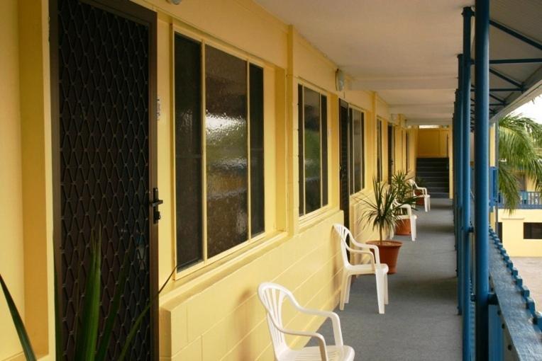 Sky View Units Bowen Aparthotel Room photo
